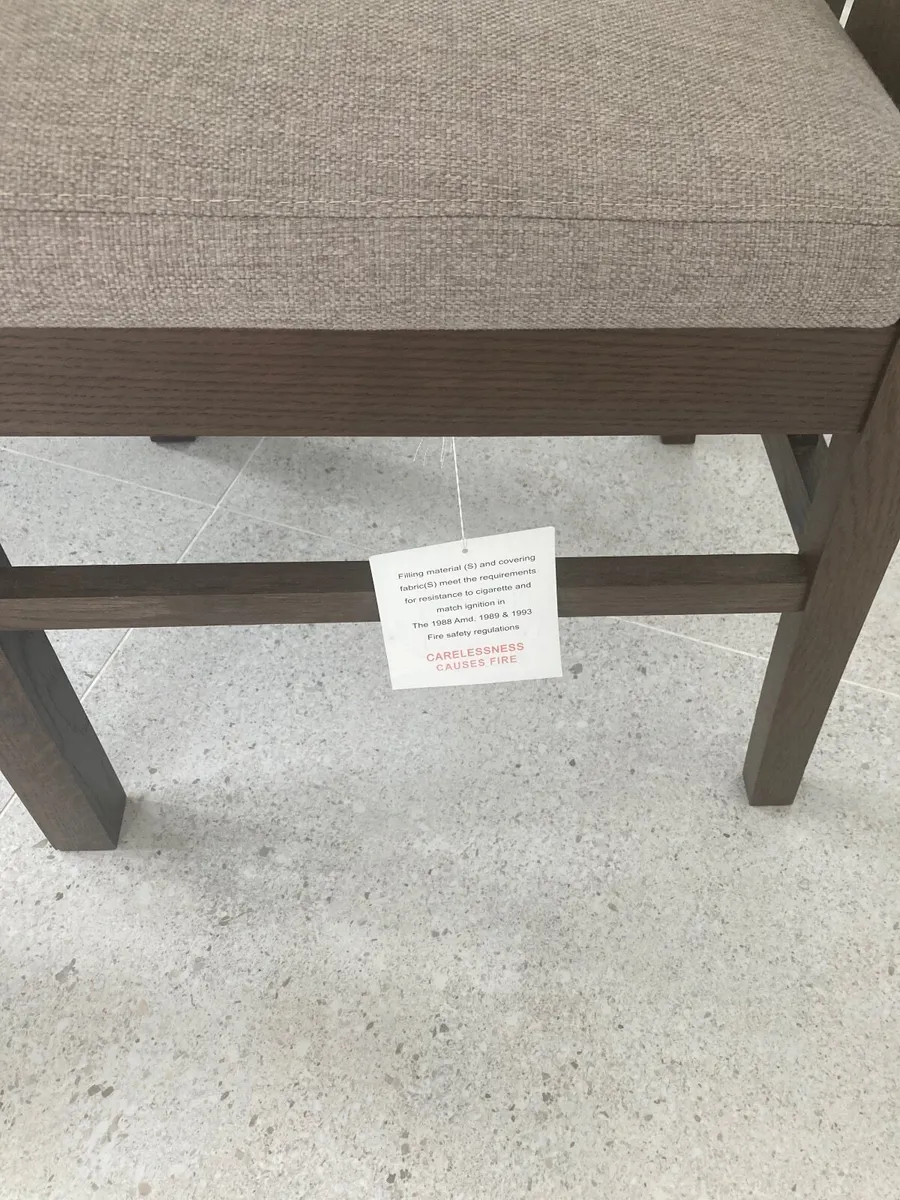 Table and chairs - Image 3