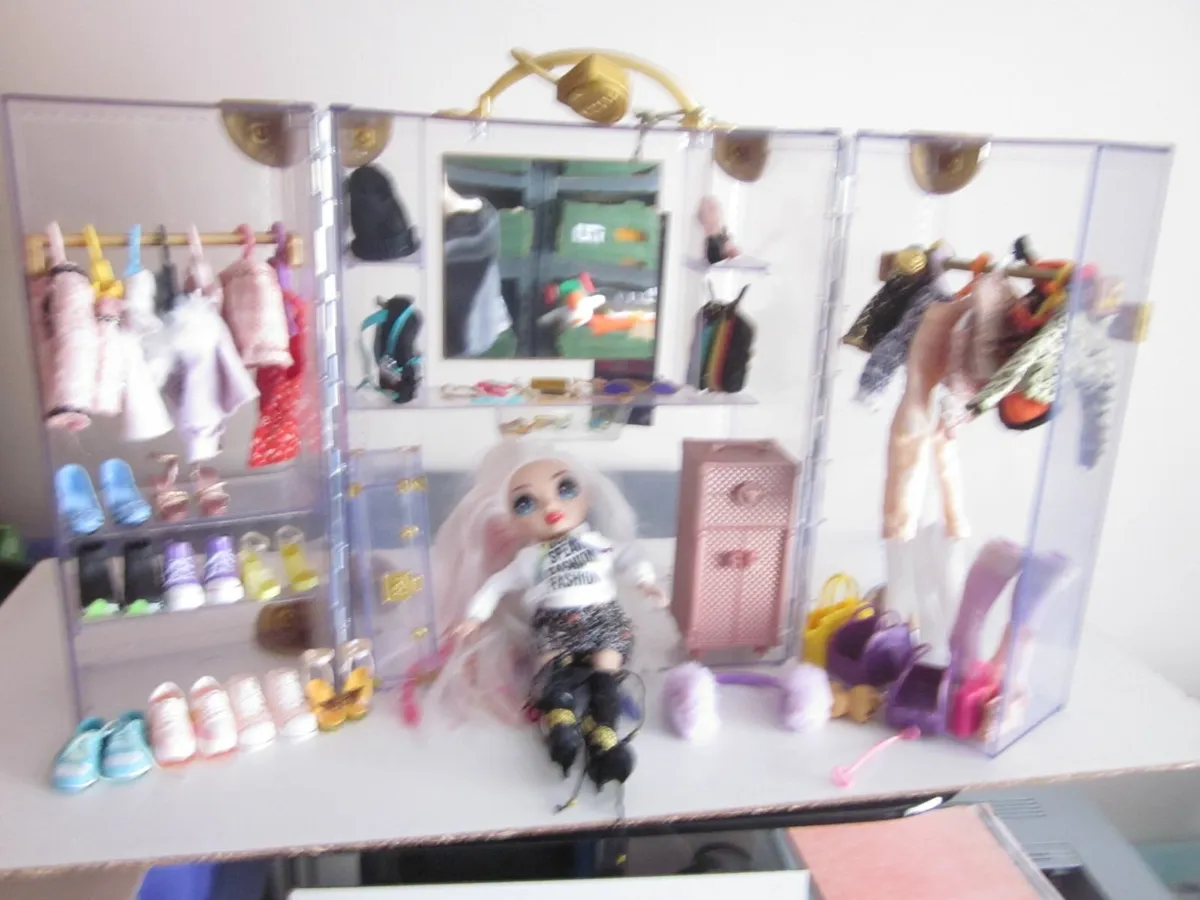 Rainbow High Deluxe Fashion Closet Playset - Image 1