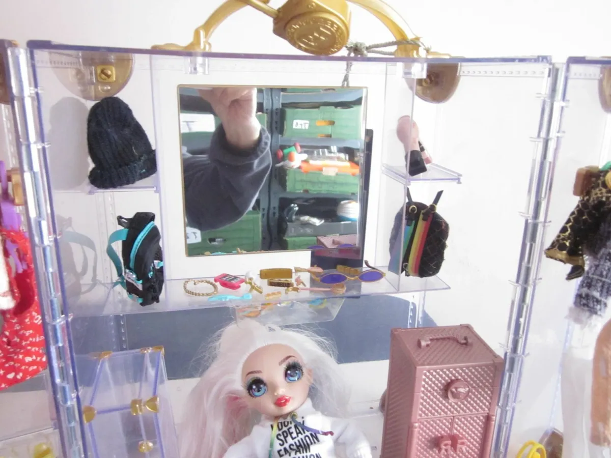 Rainbow High Deluxe Fashion Closet Playset - Image 4