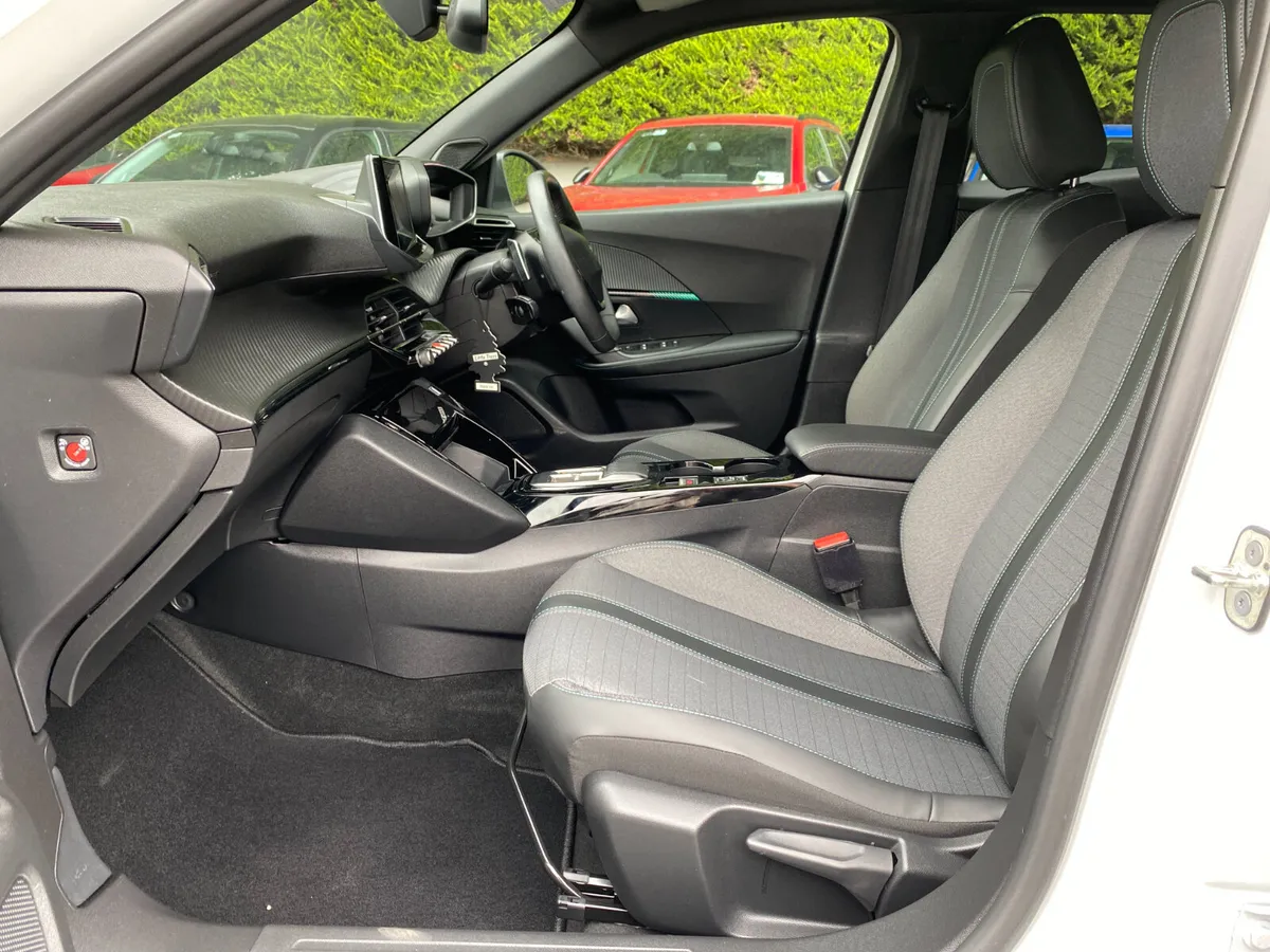 Peugeot 2008 1.2 Puretech 130bhp Auto Allure - Image 4