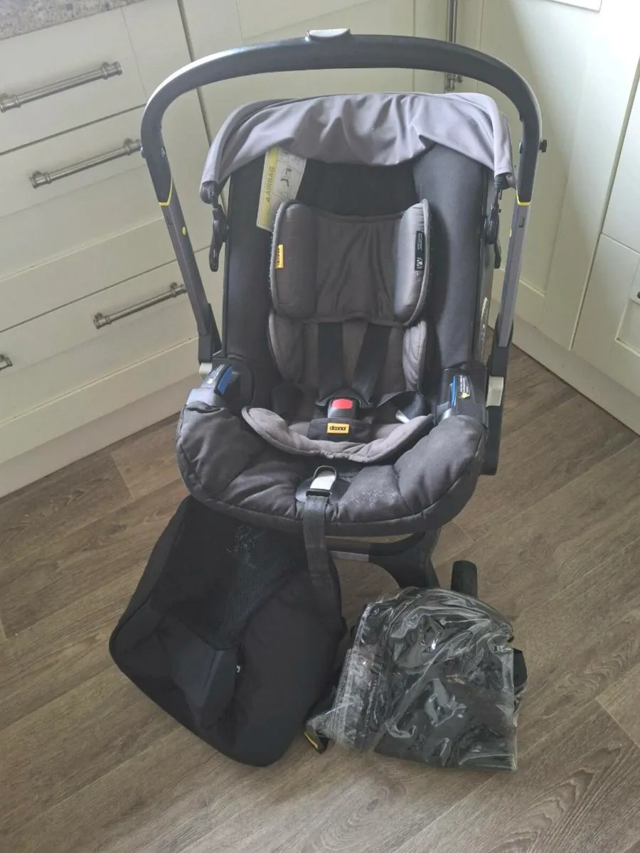 Donna stroller and base - Image 1