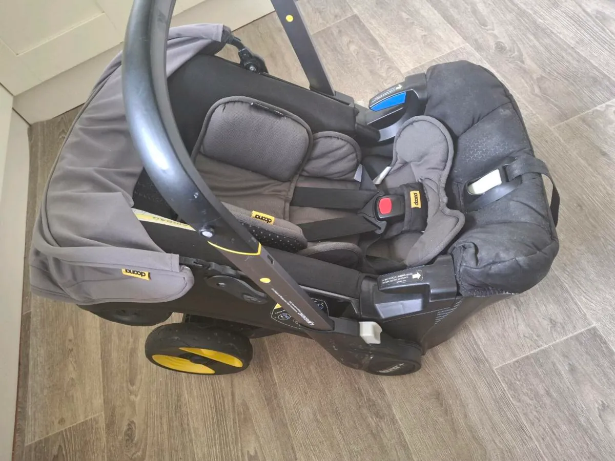 Donna stroller and base - Image 2