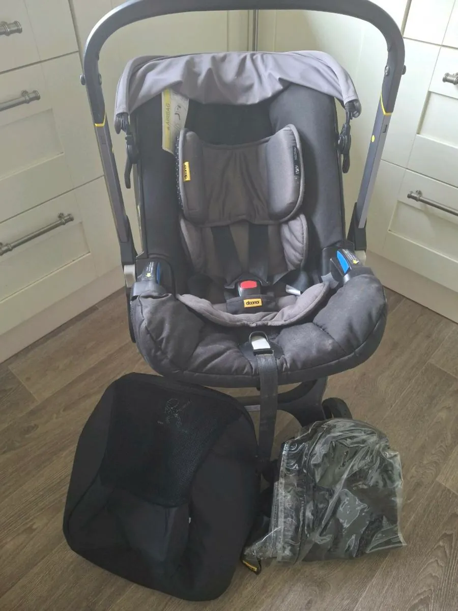 Donna stroller and base - Image 3