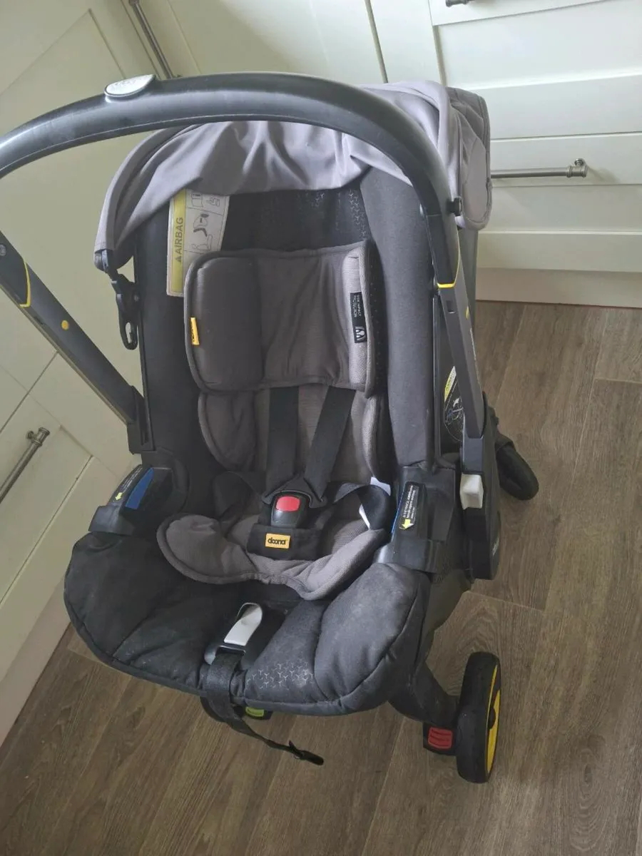 Donna stroller and base - Image 4