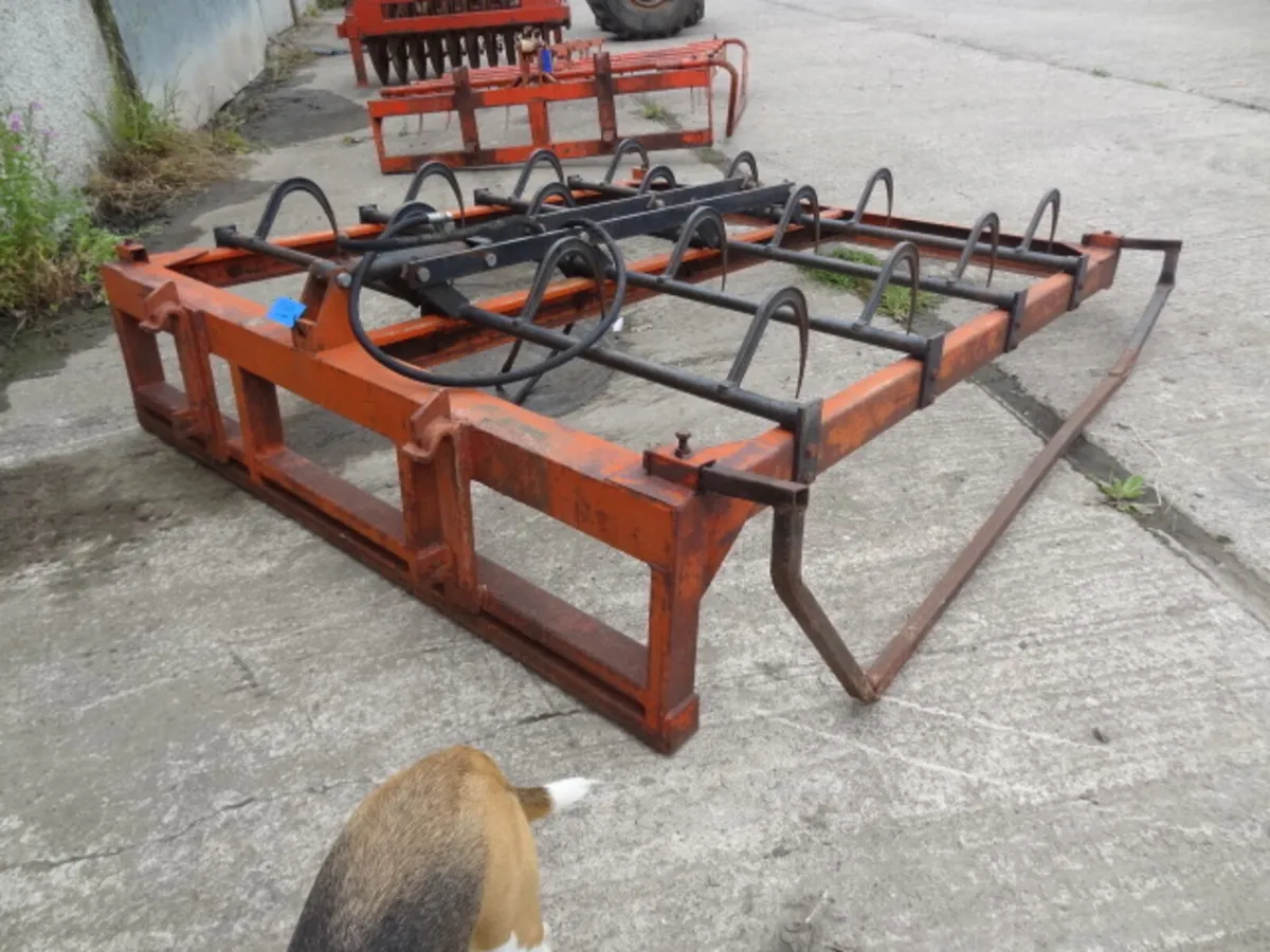 Flat 8 Bale Grab - Image 3