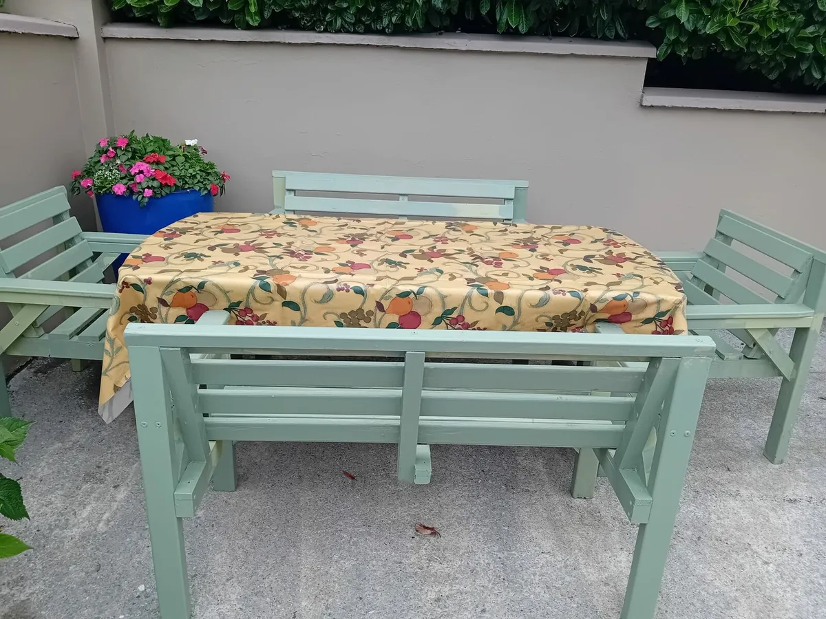 Table and chairs (outside) - Image 1