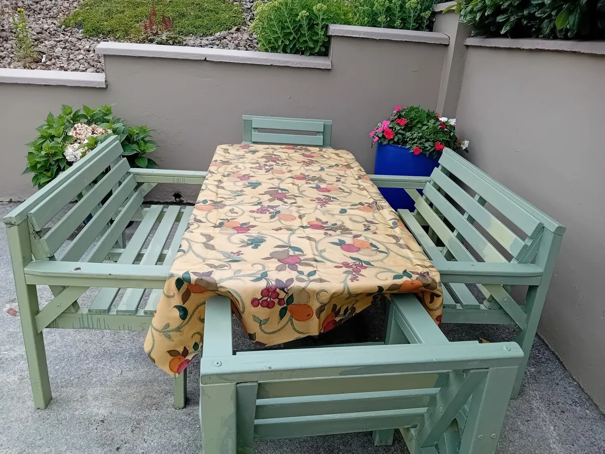 Table and chairs (outside) - Image 2