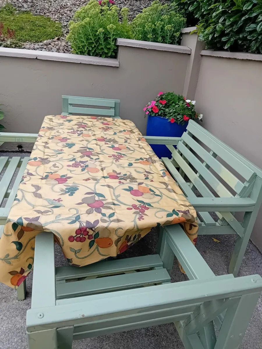 Table and chairs (outside) - Image 3