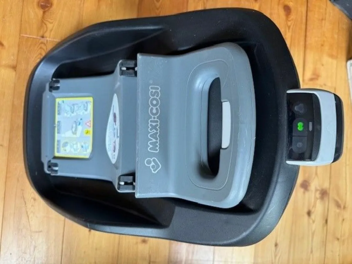 Maxi Cosy car seat Isofix Base - Image 1