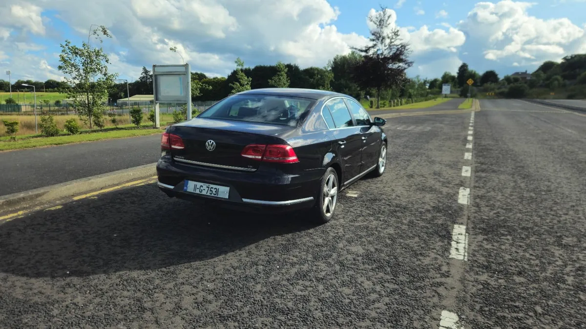 Volkswagen Passat 2011 - Image 2