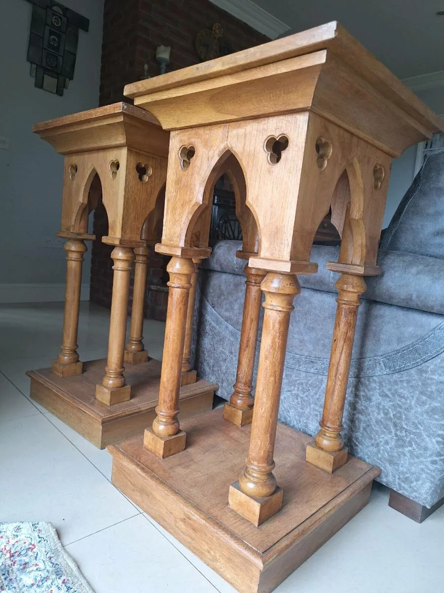 Impressive Ecclesiastical pedestal stand on plinth - Image 3