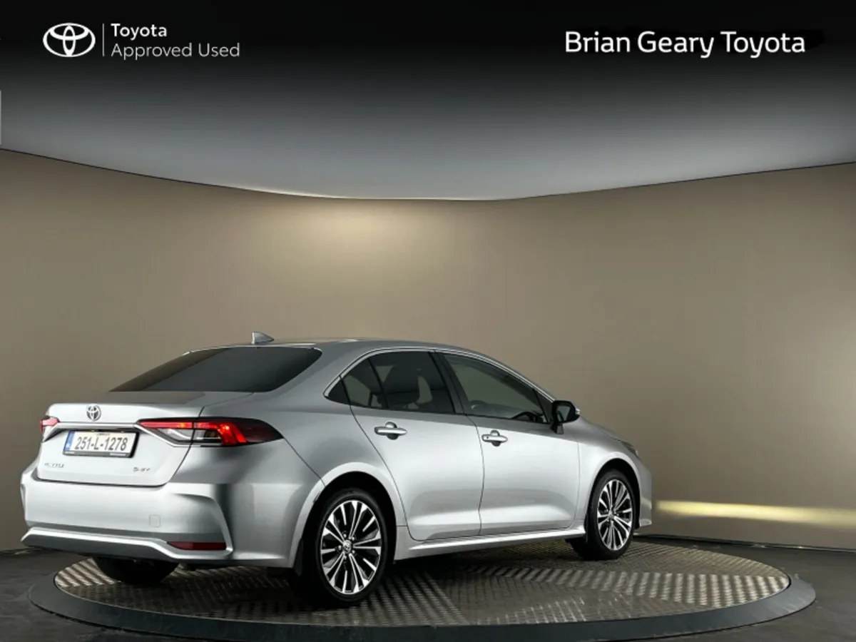 Toyota Corolla HYBRID LUNA SPORT SALOON - Image 2