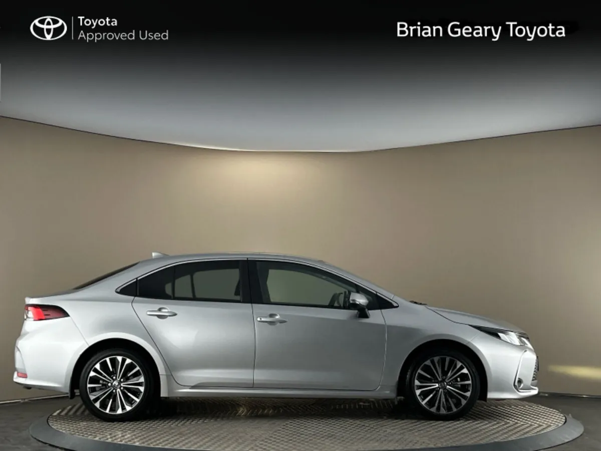Toyota Corolla HYBRID LUNA SPORT SALOON - Image 3