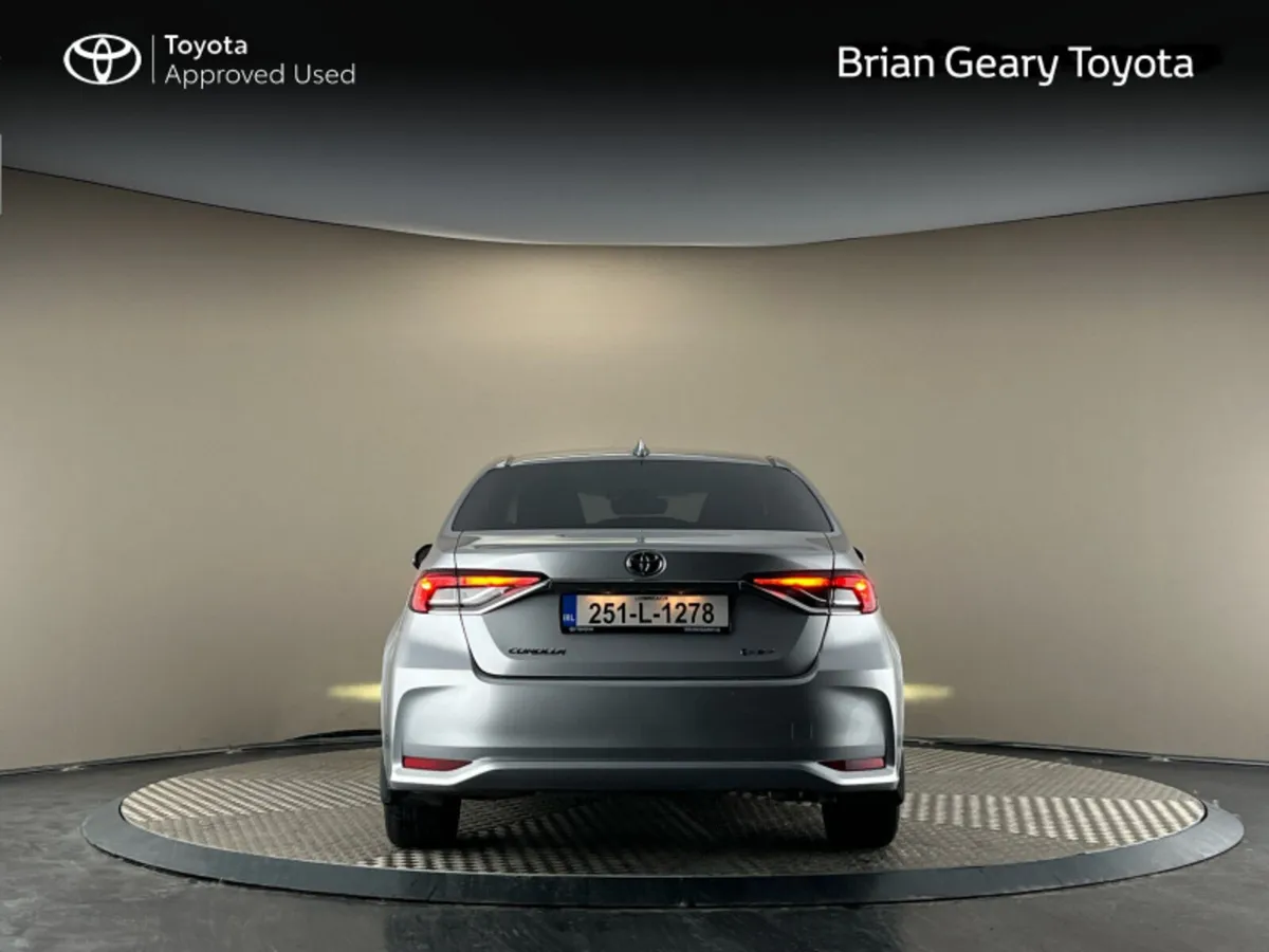 Toyota Corolla HYBRID LUNA SPORT SALOON - Image 4