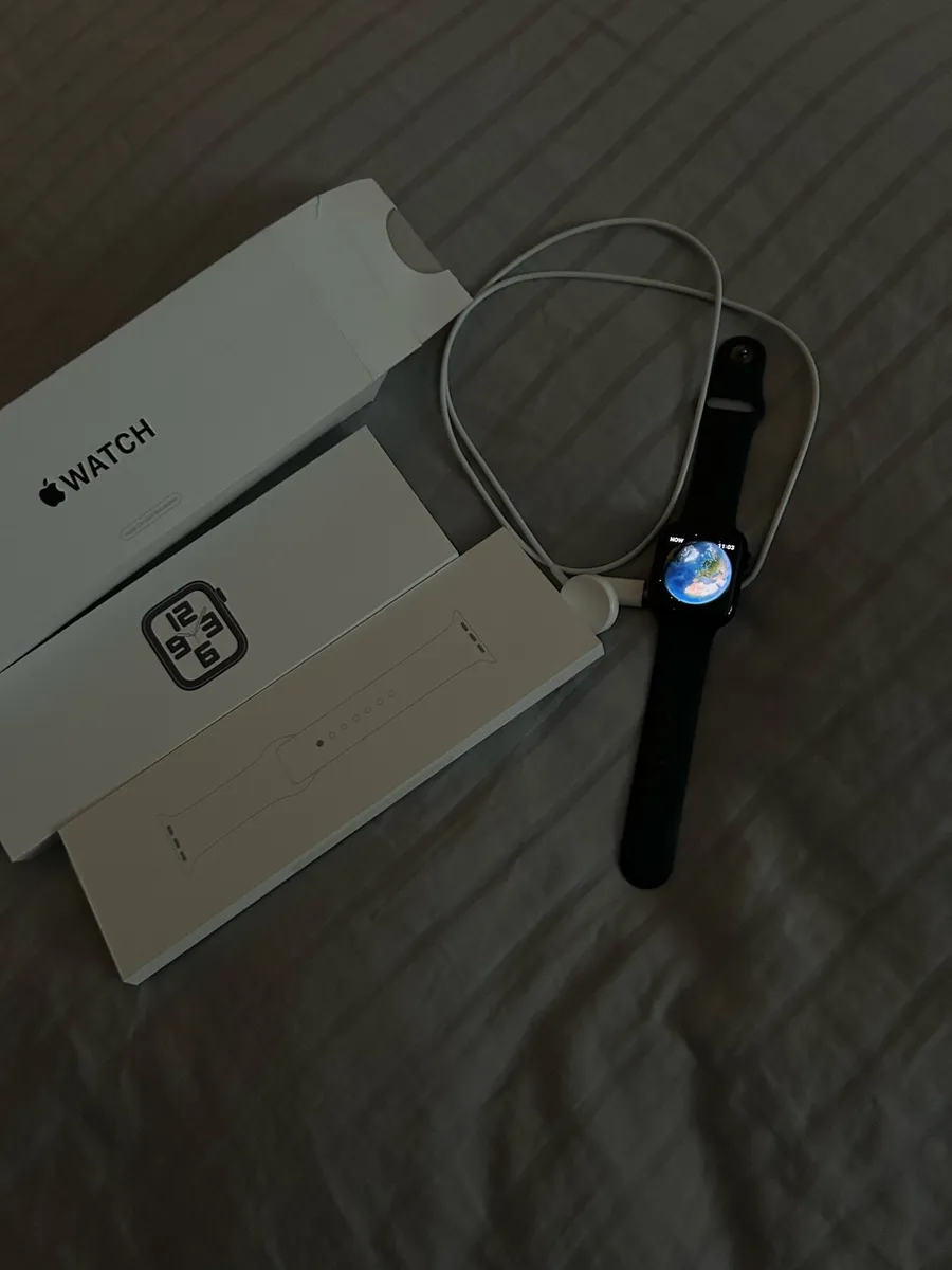 Apple Watch SE - Image 1