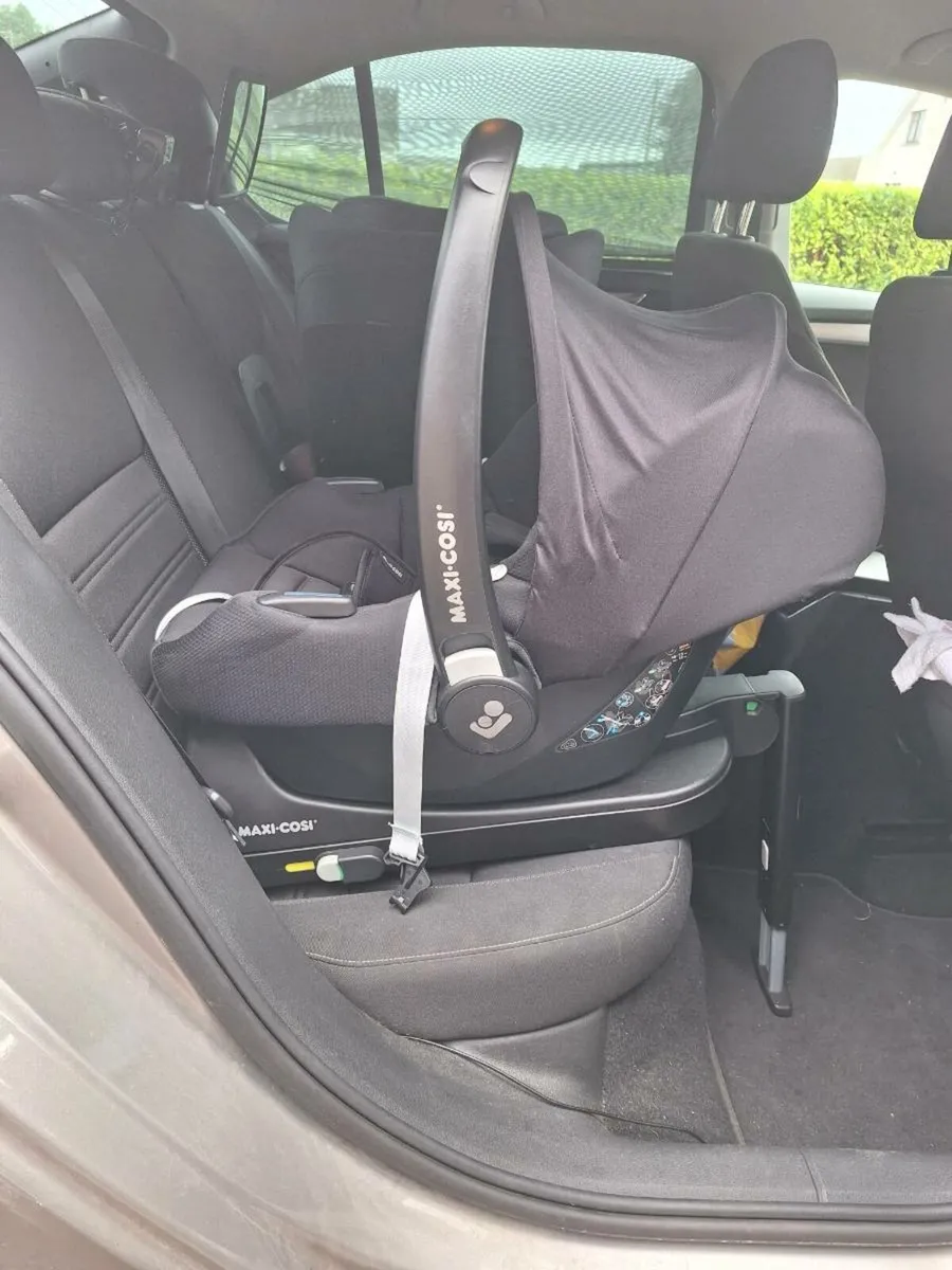 Maxi Cosi i-size cabriofix seat with isofix base - Image 1