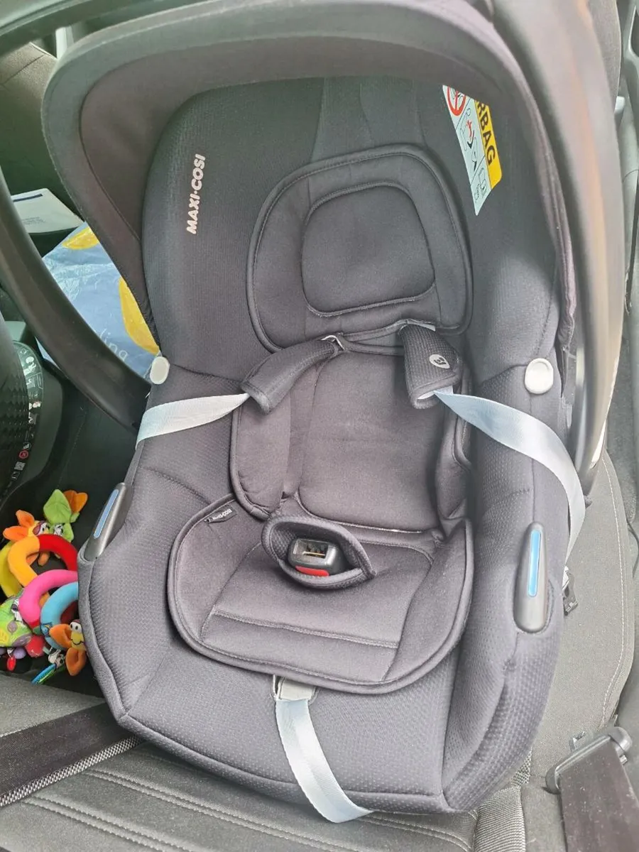 Maxi Cosi i-size cabriofix seat with isofix base - Image 2