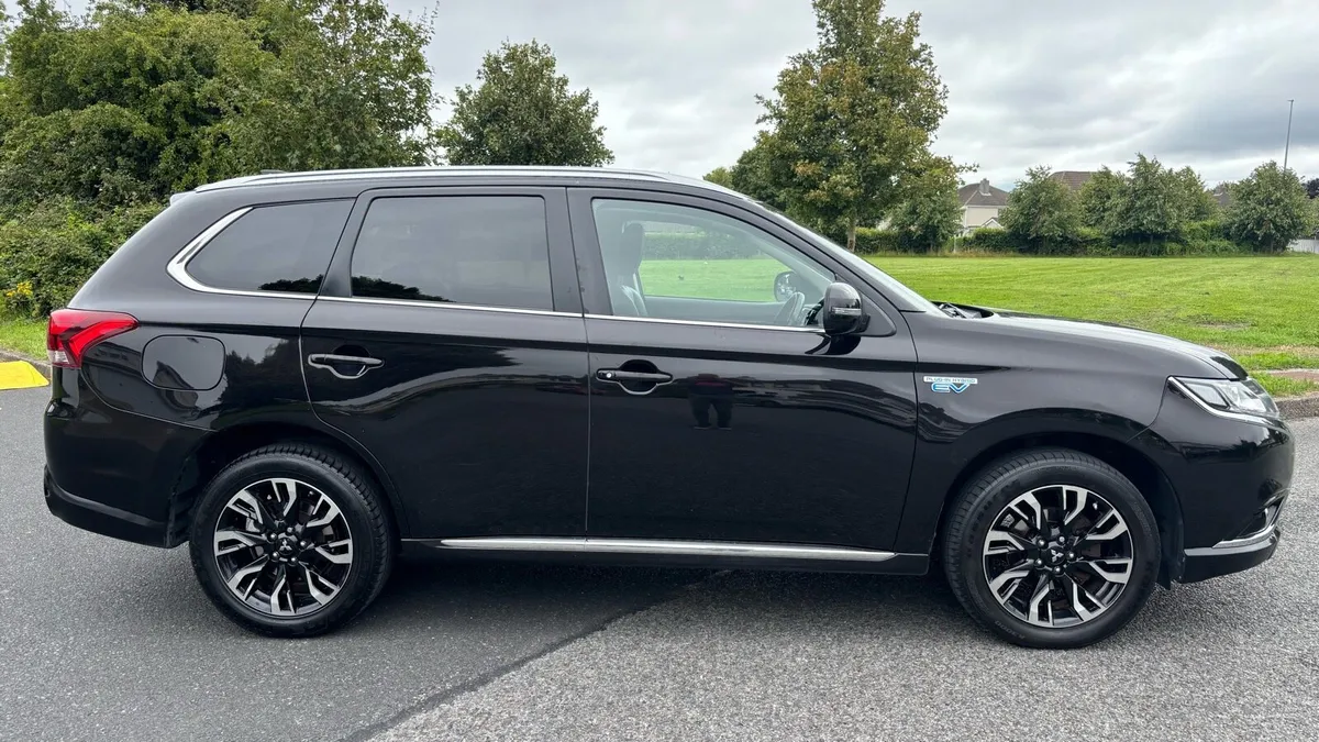 2017 Mitsubishi Outlander PHEV**NCT 06/26** - Image 2