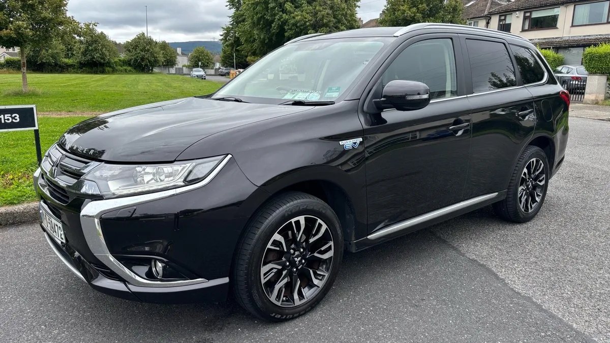 2017 Mitsubishi Outlander PHEV**NCT 06/26** - Image 4