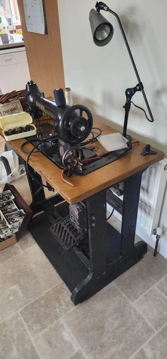 Sewing machine and accessories - Image 2