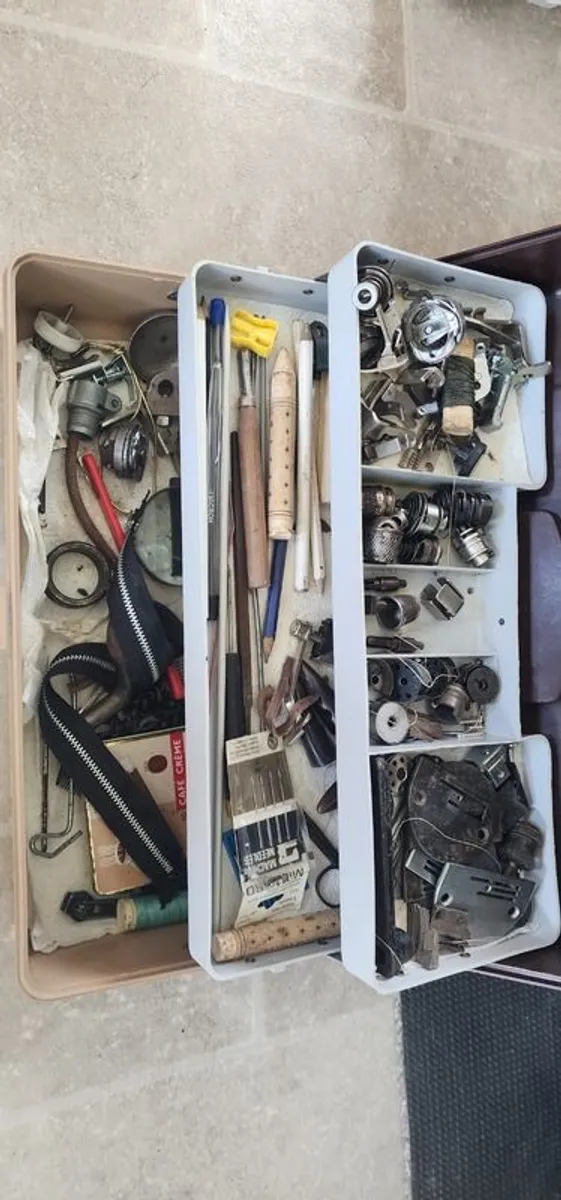 Sewing machine and accessories - Image 3