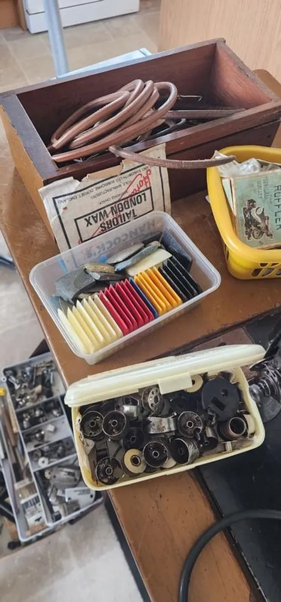 Sewing machine and accessories - Image 4