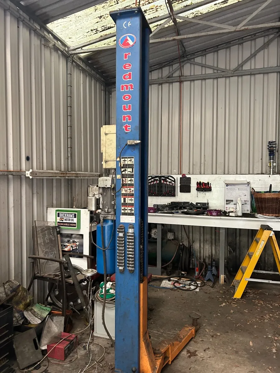 Red mount car lift - Image 1
