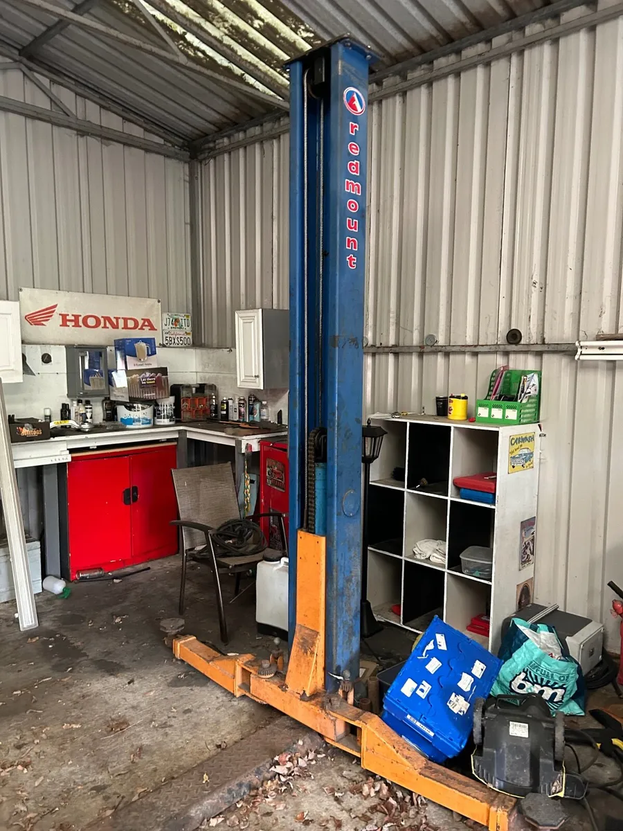 Red mount car lift - Image 2