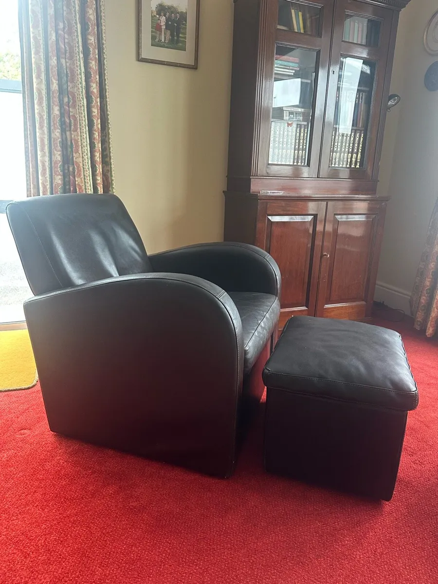 Leather chair and pouf - Image 1