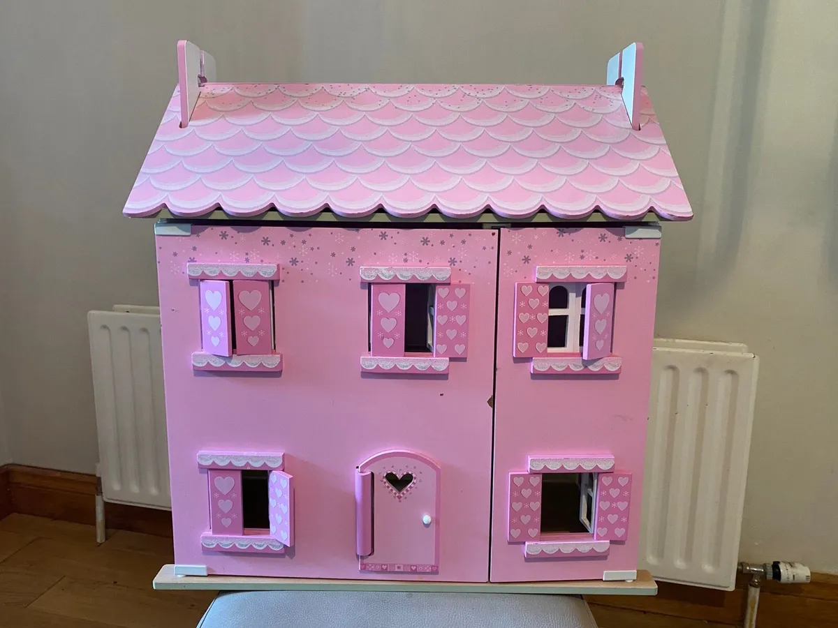 Dolls house and accessories - Image 1