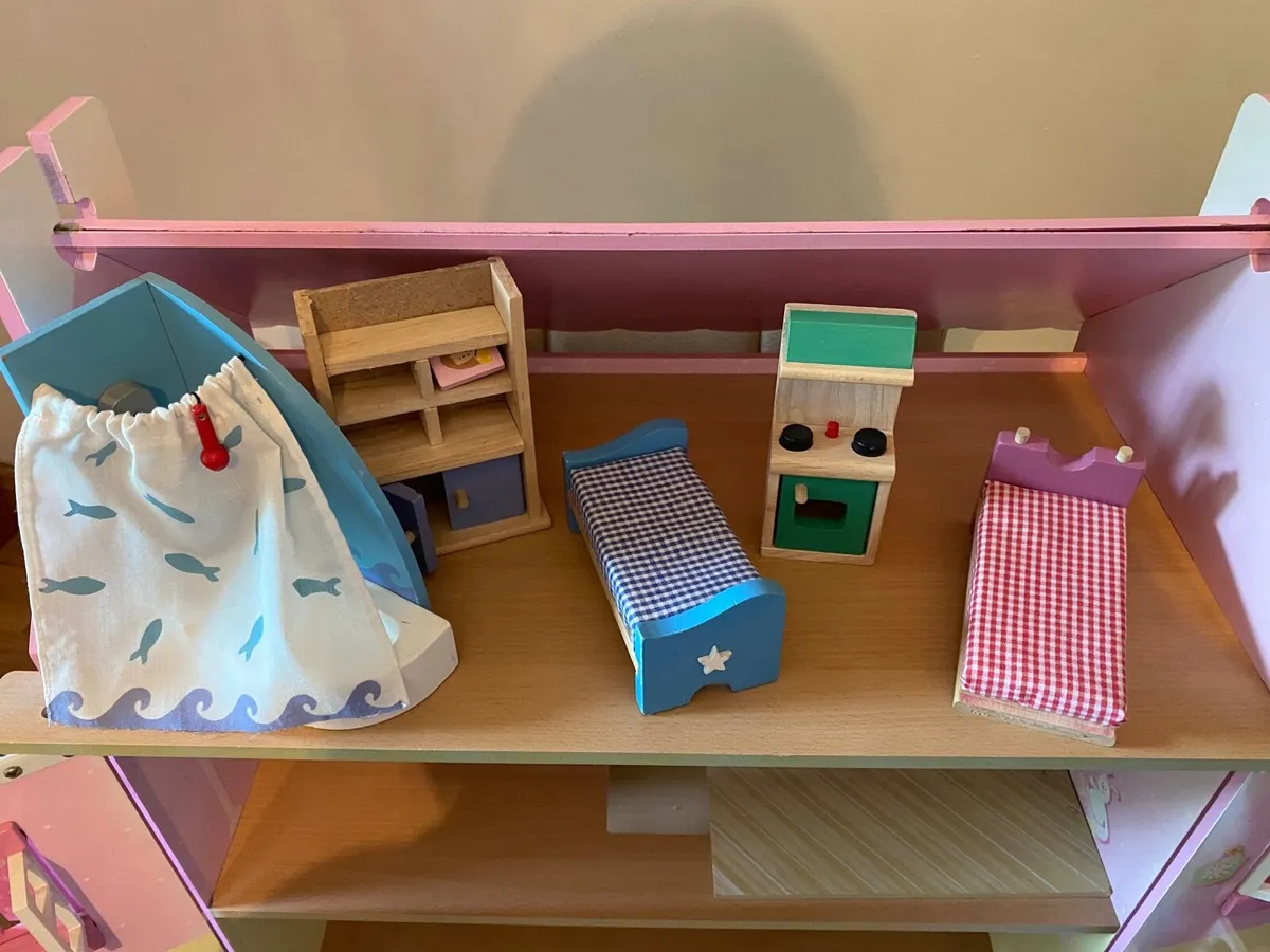 Dolls house and accessories - Image 3