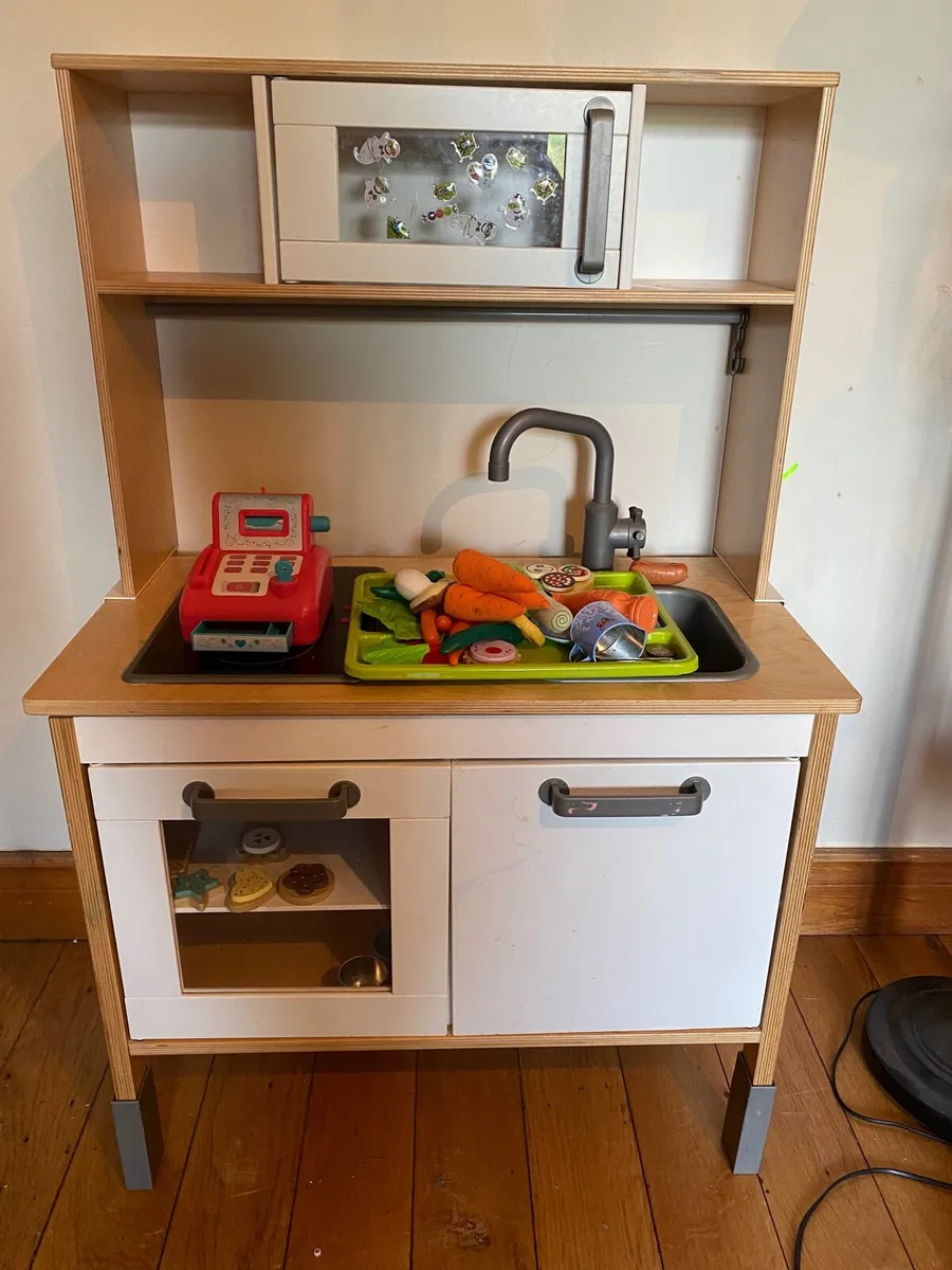 Toy kitchen and accessories - Image 1