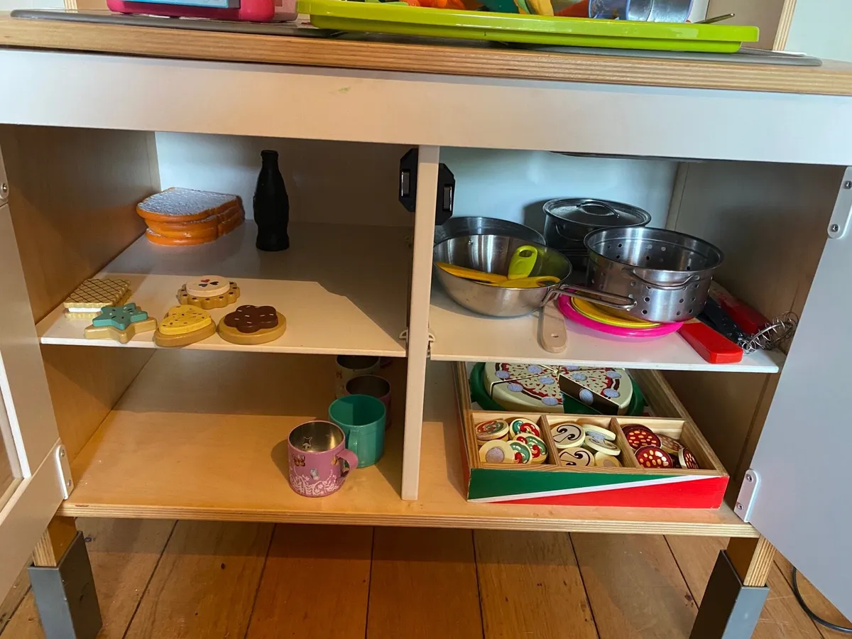 Toy kitchen and accessories - Image 2
