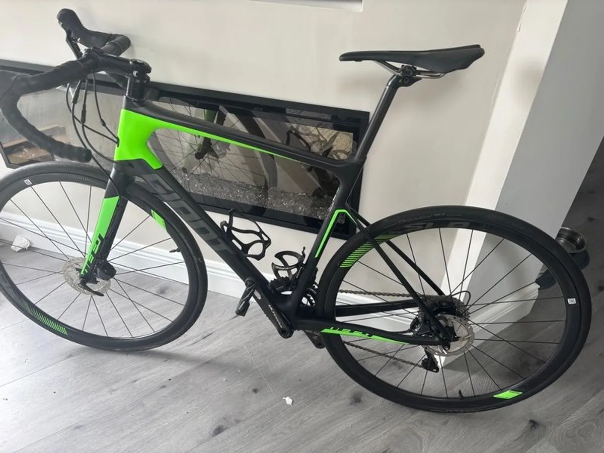 Giant carbon fibre men's bike - Image 1