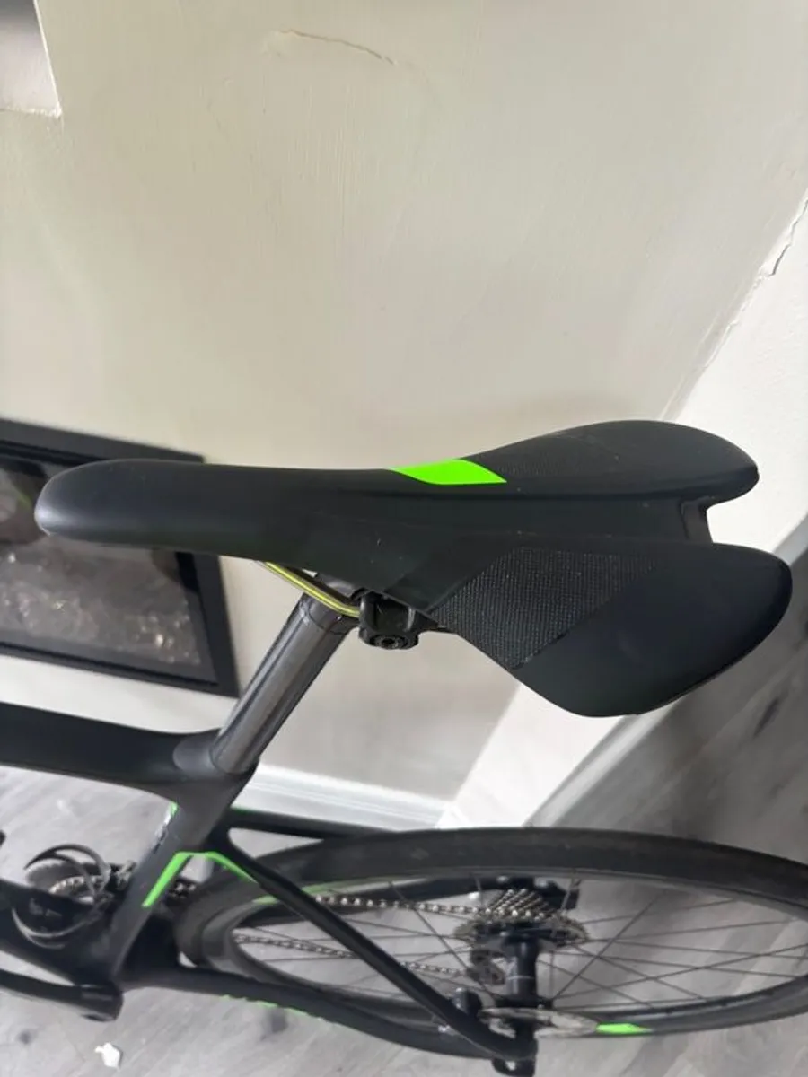 Giant carbon fibre men's bike - Image 4