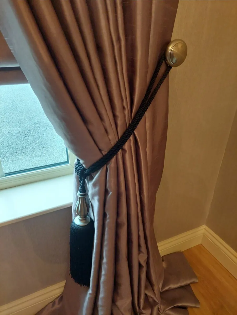 Curtains - Image 3