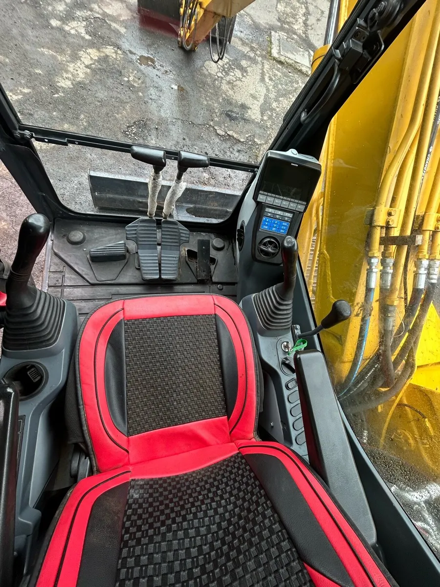 7 ton Komatsu PC Digger - Image 3