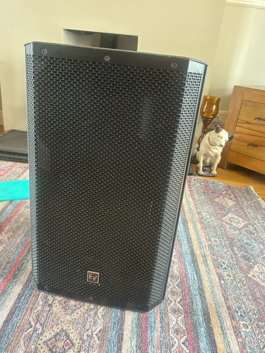 Full PA (desk and 2 speakers)and necessary cables - Image 3