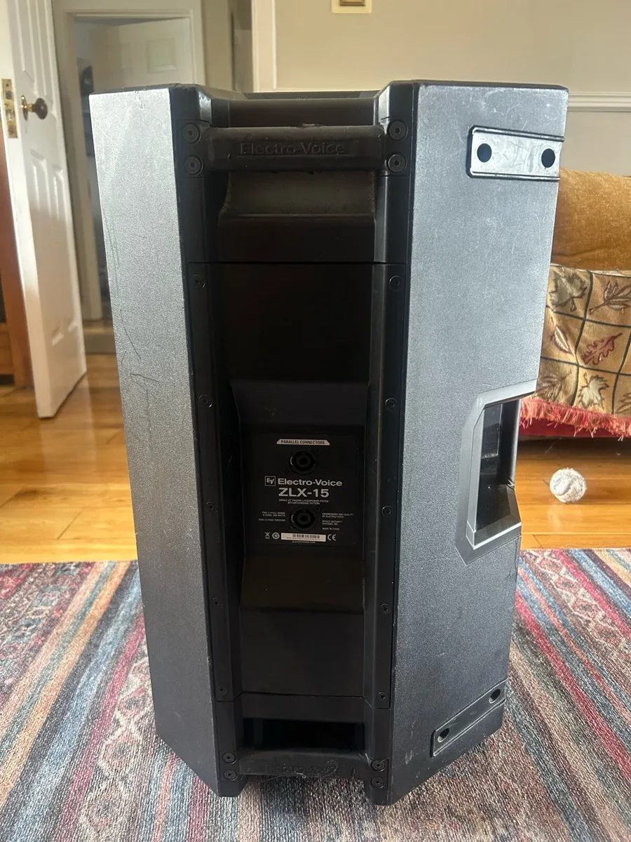 Full PA (desk and 2 speakers)and necessary cables - Image 4