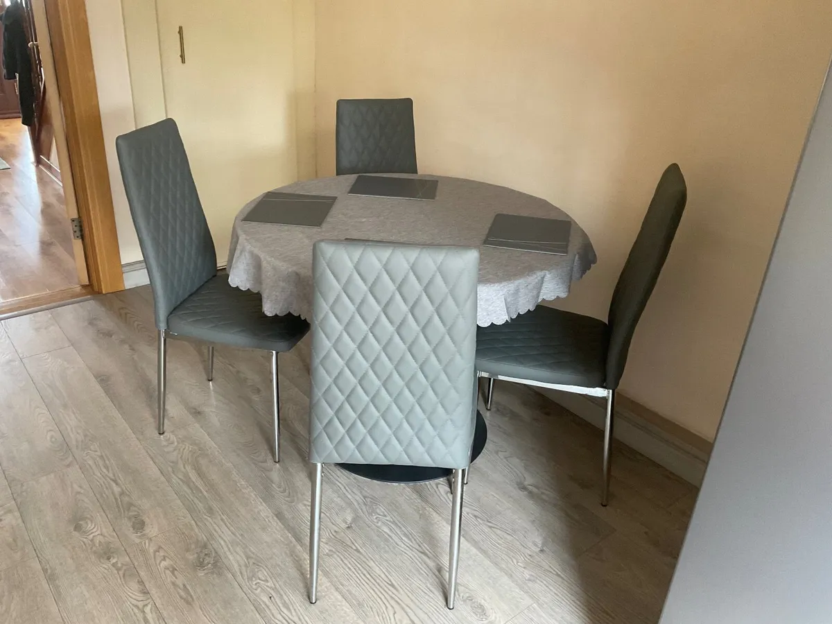 Table and Chairs - Image 4