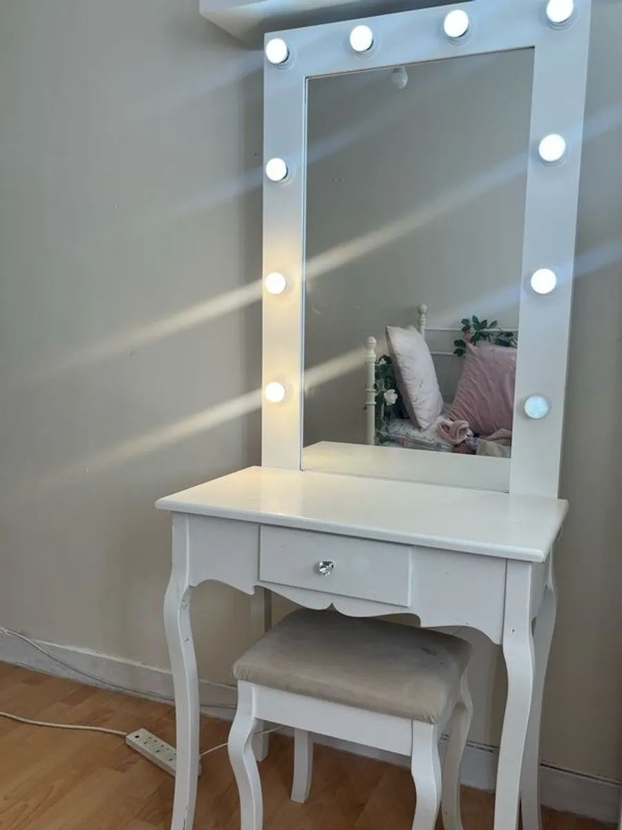 Vanity/dressing table
