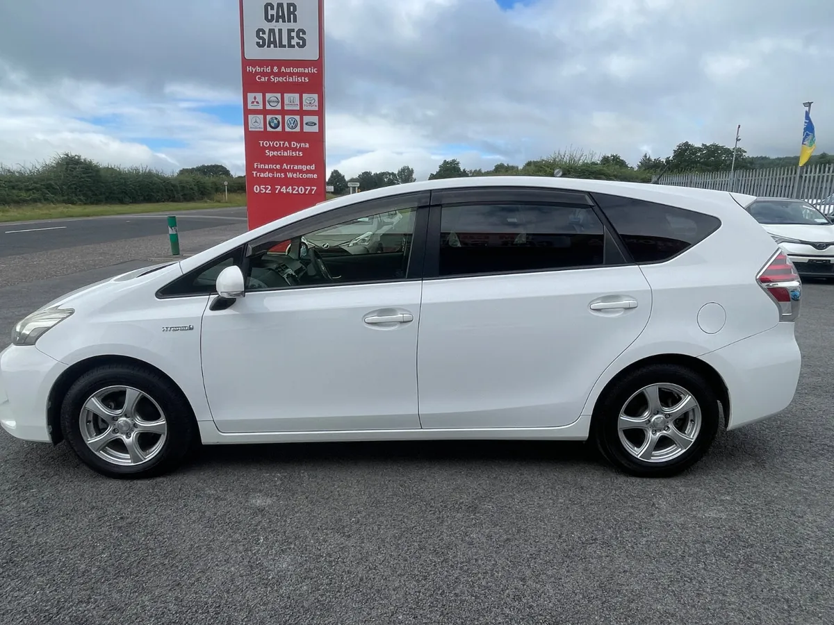 Toyota Prius Alpha 2015-1 - Image 4