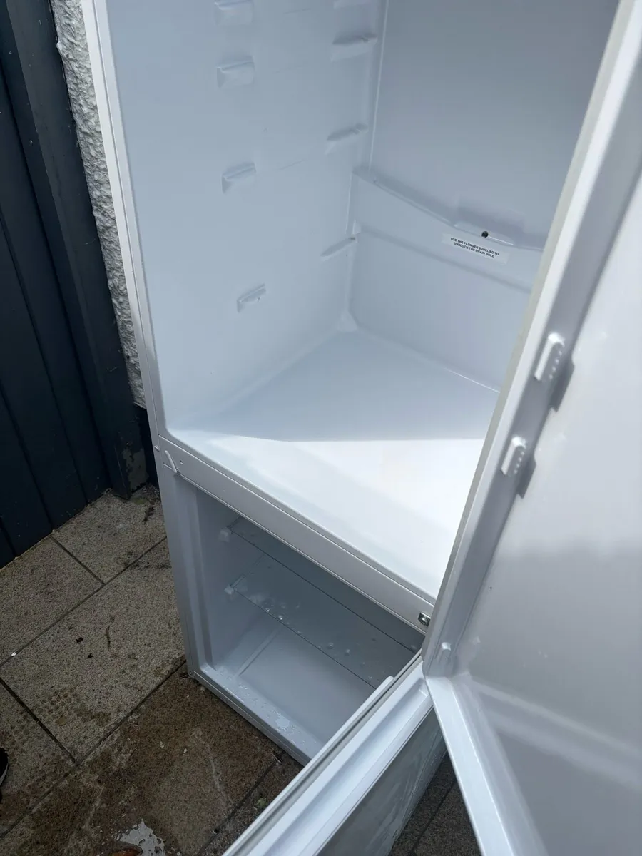 Fridge freezer ( Beko ) and microwave ( powerpoint - Image 1