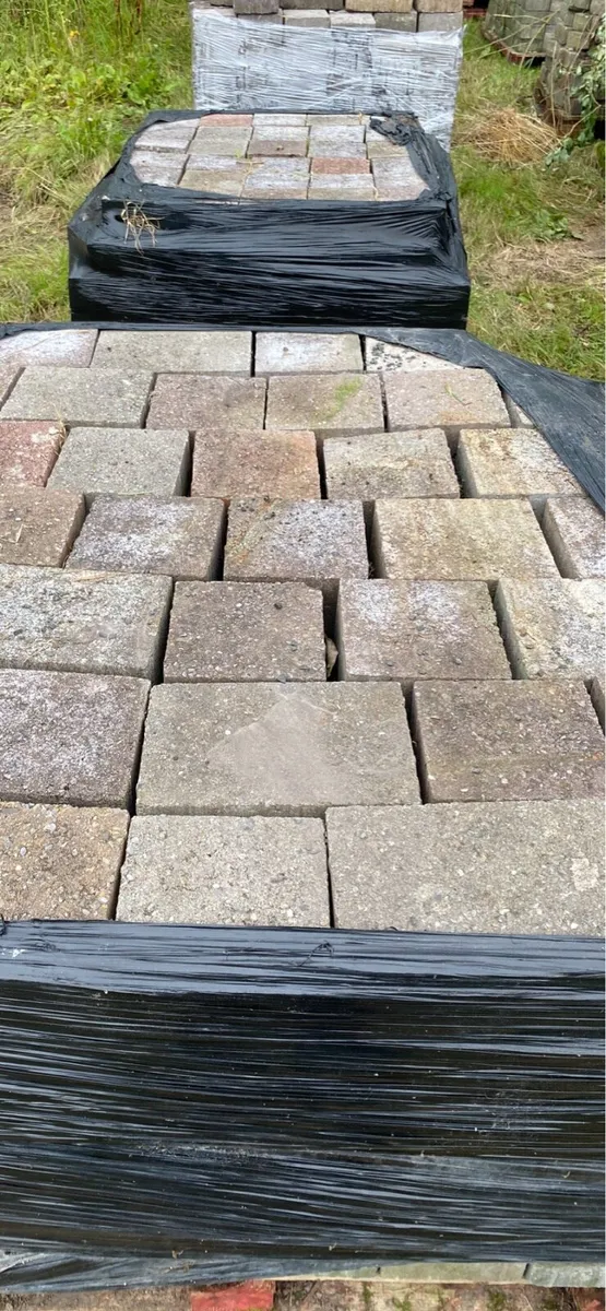 Paving bricks €2,800 the lot - Image 1