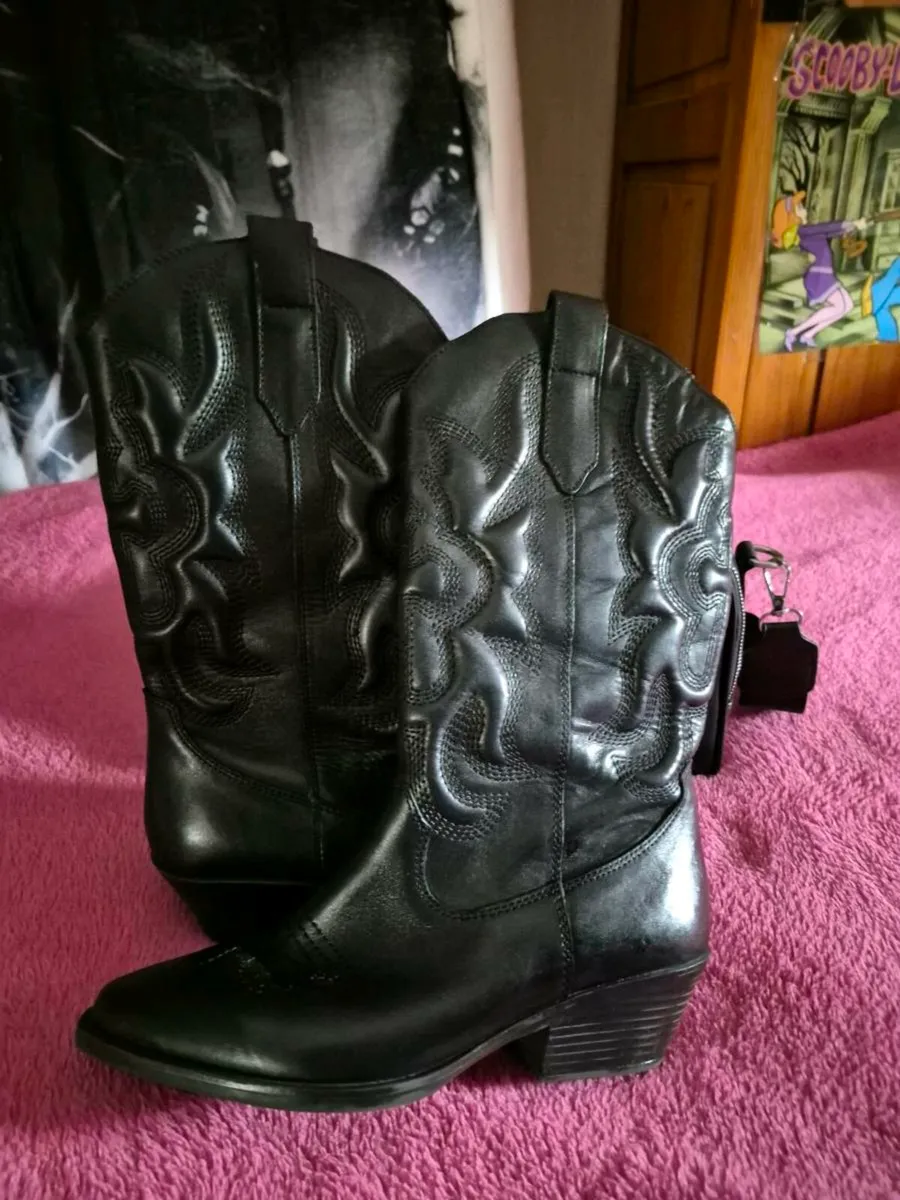 BOOTS 👢 - Image 1