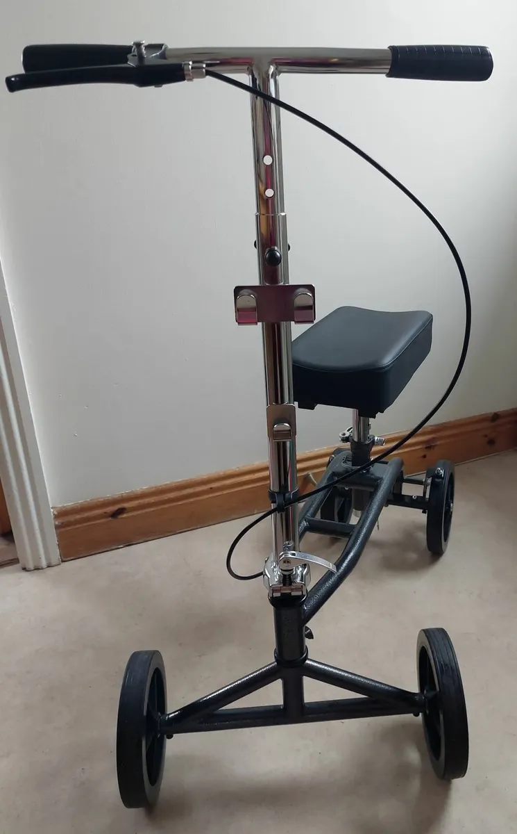 Folding Kneeling Quad Roller Walker/scooter - Image 4