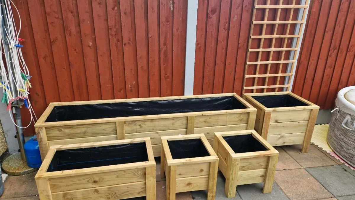 Set of planters - Image 1