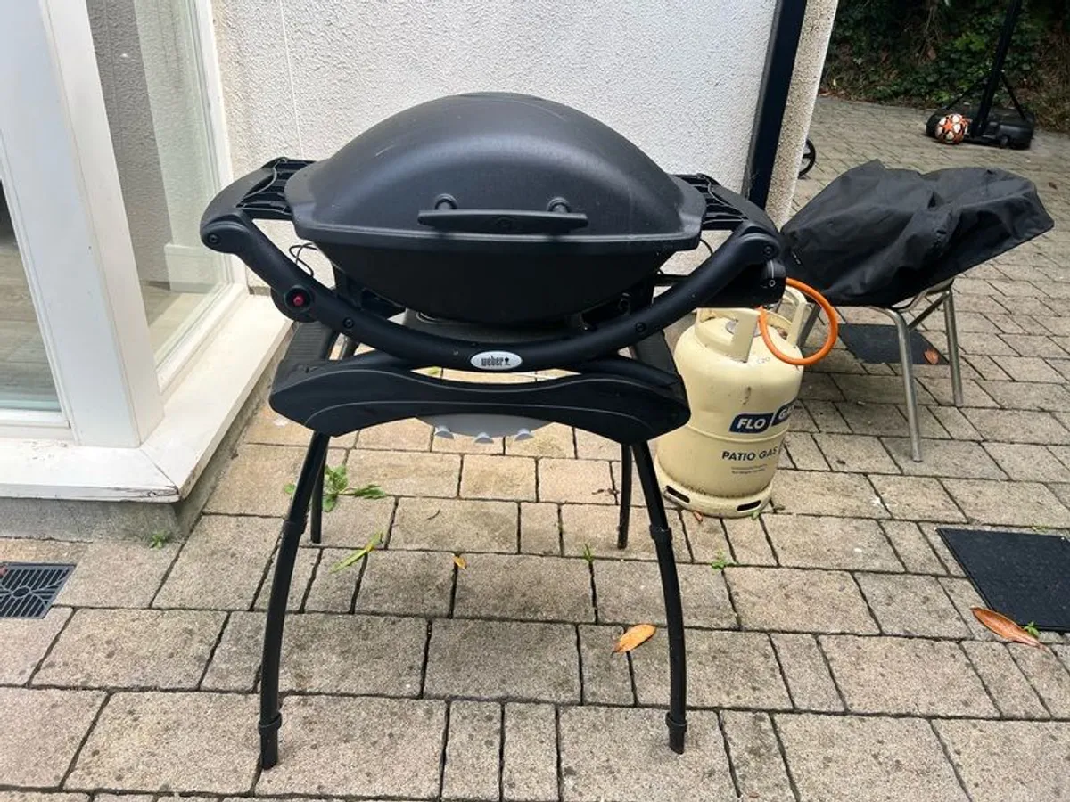 Weber Q200 Gas BBQ with accessories - Image 1
