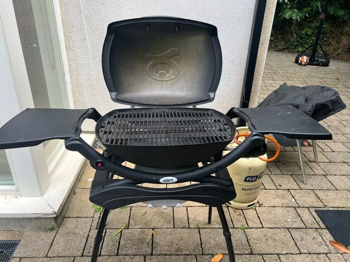 Weber Q200 Gas BBQ with accessories - Image 2