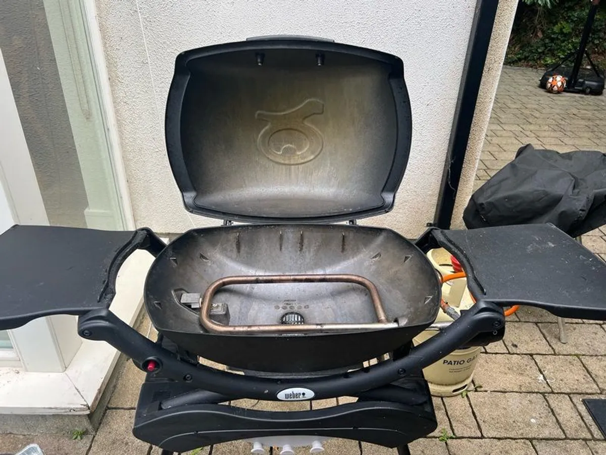 Weber Q200 Gas BBQ with accessories - Image 3